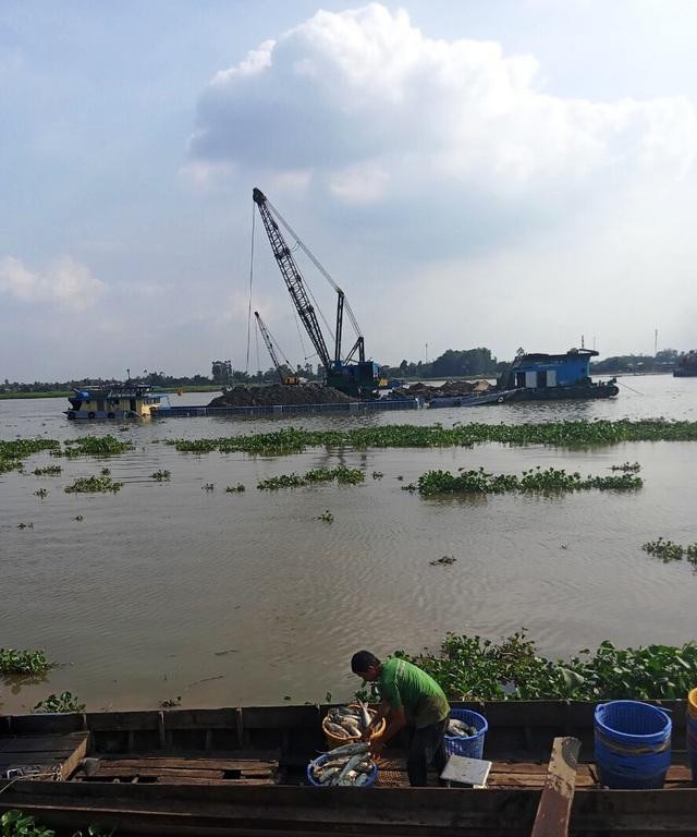 Vài ngày trước, người dân sống ven sông Hậu (xã Long Giang, huyện Chợ Mới) tố cáo doanh nghiệp khai thác cát sông làm vỡ ô bao vuông nuôi cá, khiến cá chết hàng loạt.