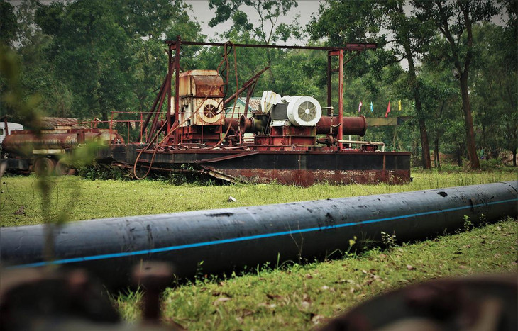 Còn một số máy móc phục vụ khai khoáng cũng bất động, chất đống trong khu xí nghiệp.