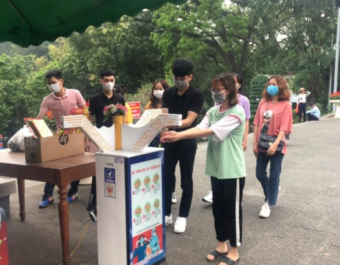 Du khách sát khuẩn tay trước khi vào di tích đền Hùng