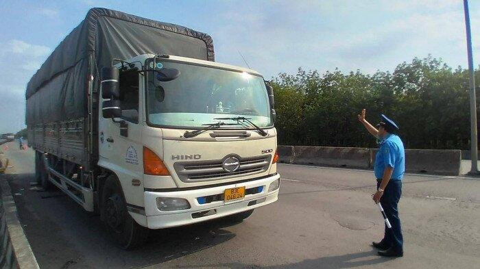 Thanh tra giao thông Cục Quản lý đường bộ IV kiểm tra tải trọng xe trên Quốc lộ 51
