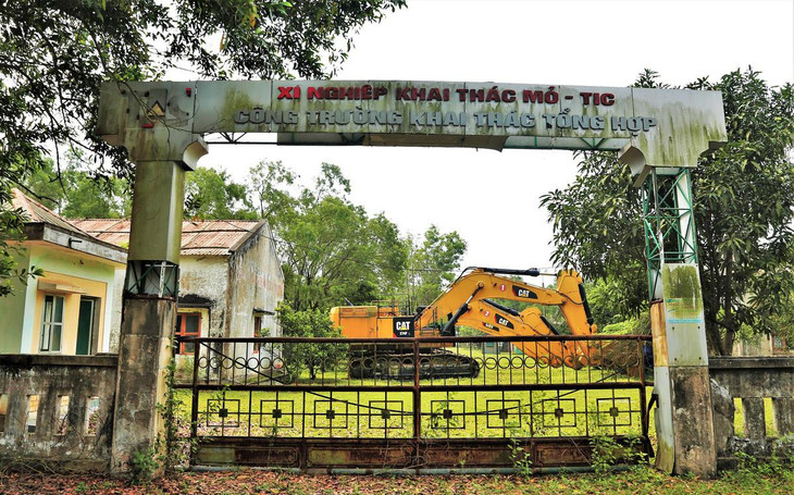 Gần 10 năm bất động, đến nay Dự án vẫn chưa được tái khởi động trở lại. Trong ảnh là cổng chính ra vào cửa Xí nghiệp Khai thác mỏ vẫn đóng kín, một số máy móc dùng khai thác Dự án trước kia nay tập kết trong khuôn viên nhà điều hành, phơi mưa phơi nắng.