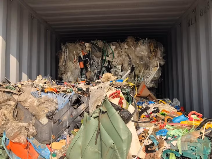 Công-ten-nơ rác phế liệu tại cảng Cát Lái