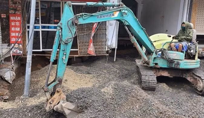 Công nhân san lấp hố "tử thần"