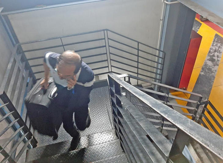 Khách xách vali theo lối thang bộ lên tầng 3 nhà xe TCP