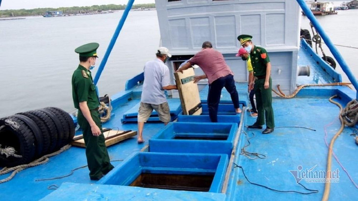 Lực lượng chức năng kiểm tra phương tiện và hàng hóa trên tàu TG 93998 TS