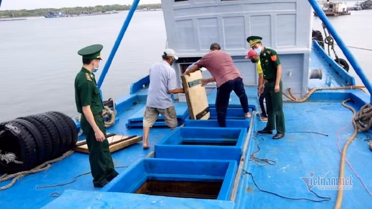 Lực lượng chức năng kiểm tra phương tiện và hàng hóa trên tàu TG 93998 TS