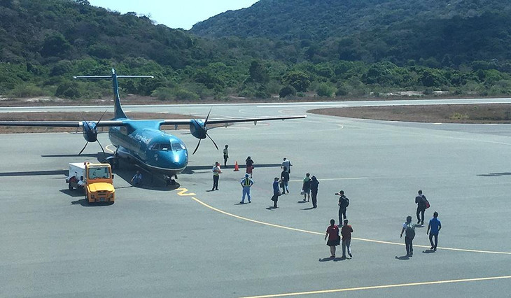 Khẩn trương lắp đèn đêm tại sân bay Côn Đảo để tăng chuyến bay