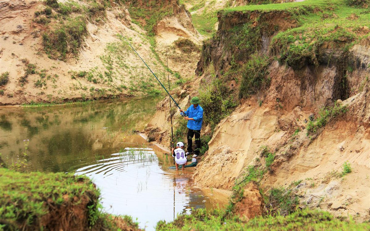 Tuy nhiên, một số người dân vẫn lại gần các hồ nước đọng xung quanh mỏ để câu cá.