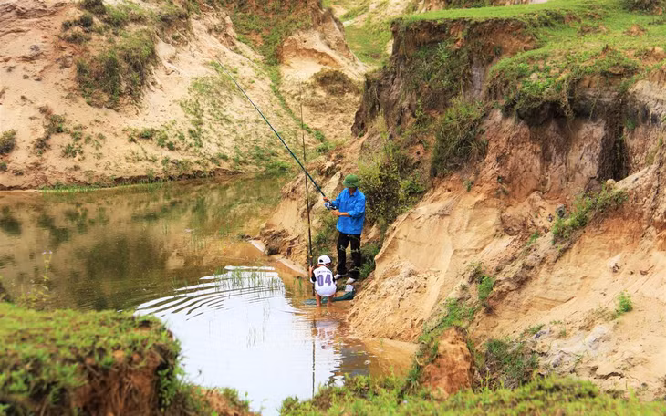 Tuy nhiên, một số người dân vẫn lại gần các hồ nước đọng xung quanh mỏ để câu cá.