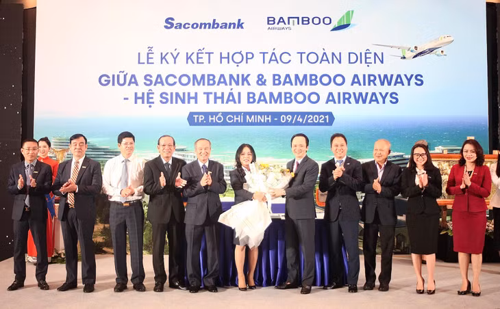 Đại diện lãnh đạo Sacombank và Bamboo Airways trao tặng hoa lưu niệm tại sự kiện