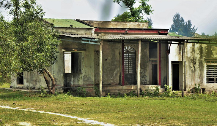 Khu vực mỏ có nhiều nhà cấp bốn của người dân trong diện giải tỏa nhưng chưa phá dỡ. Theo tính toán ban đầu, Dự án ảnh hưởng đến cuộc sống của hơn 5.000 hộ dân, phải di dời gần 4.000 hộ. Tuy nhiên, đến nay chỉ mới di dời hơn 100 hộ dân và giải phóng mặt bằng hơn 830 ha. Dự án “đắp chiếu” nhiều năm nay đã ảnh hưởng nặng nề đến môi trường, đời sống của người dân trong vùng dự án.