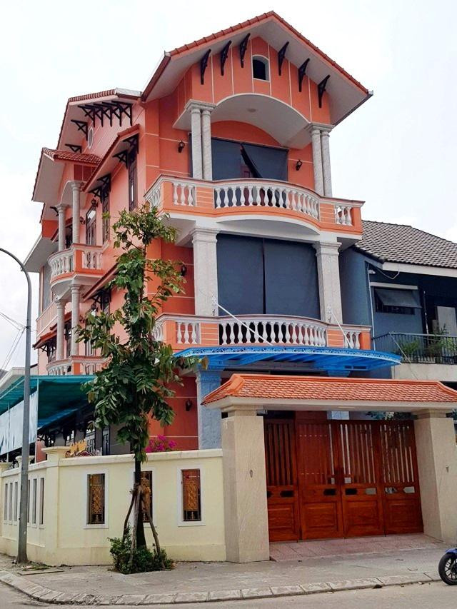 Theo kết luận của Thanh tra Chính phủ, việc giao lô đất A7 cho ông Huỳnh Cư vào năm 2017 nhưng lấy giá xác định khởi điểm đấu giá năm 2016 để tính tiền phải nộp là thể hiện sự tùy tiện, có dấu hiệu làm lợi cho cá nhân, làm thất thu ngân sách Nhà nước.