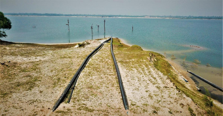 Nhiều ống nhựa cỡ lớn dài hàng trăm mét nối từ trong bờ ra moong mỏ phục vụ thi công trước đây, hiện chưa thu dọn.