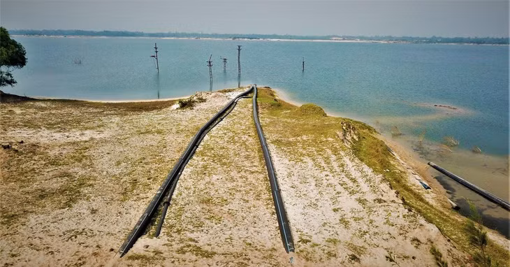 Nhiều ống nhựa cỡ lớn dài hàng trăm mét nối từ trong bờ ra moong mỏ phục vụ thi công trước đây, hiện chưa thu dọn.