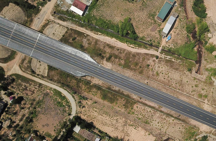 Theo Chủ đầu tư, từ cuối năm 2020 đến nay, các nhà thầu đã huy động hàng trăm công nhân làm việc để đảm bảo tiến độ Dự án. Việc thảm nhựa, kẻ vạch, gia cố taluy ở những vị trí có nguy cơ sạt lở đã hoàn tất.