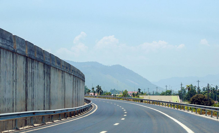 Nhà thầu cũng đã xây xong các bức tường chắn sạt lở đất, đá từ trên núi xuống cao tốc.
