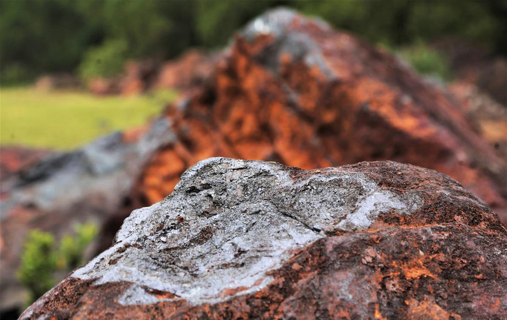 Phía sau khu vực nhà điều hành mỏ sắt có bãi tập kết quặng. Theo người có trách nhiệm bảo vệ, thành phần quặng sắt ở mỏ Thạch Khê đạt đến 65%, với trữ lượng lớn, nếu không khai thác là điều đáng tiếc.