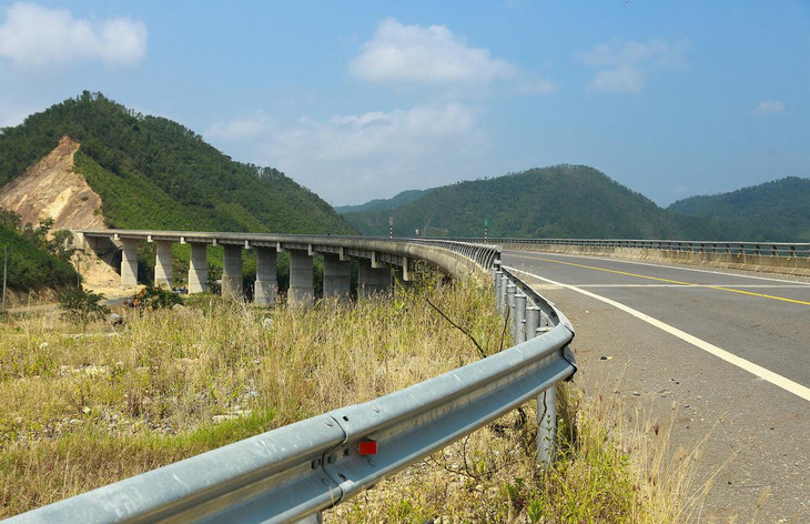 &quot;Hiện chỉ còn một số chỗ do vướng giải phóng mặt bằng nên nhà thầu chưa làm xong rào chắn và các công trình phụ. Chúng tôi đang phối hợp với lãnh đạo TP. Đà Nẵng và tỉnh Thừa Thiên - Huế vận động người dân bàn giao đất để làm những hạng mục còn lại&quot;, đại diện Chủ đầu tư nói.