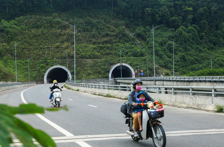 Chưa có rào chắn nên người dân điều khiển xe máy lên cao tốc để di chuyển từ Thừa Thiên Huế ra Đà Nẵng.