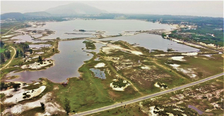 Mỏ sắt Thạch Khê nằm trên địa bàn 5 xã ven biển Thạch Khê, Đỉnh Bàn, Thạch Hải, Thạch Trị và Thạch Lạc (huyện Thạch Hà) với tổng diện tích đất sử dụng hơn 4.800 ha.