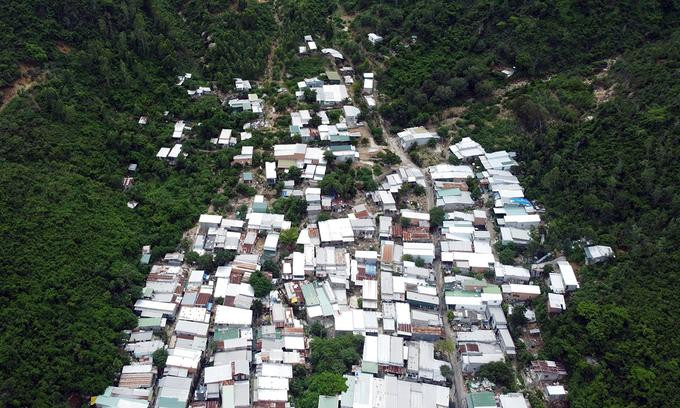 Hàng trăm căn nhà cạnh sườn núi Hòn Rớ, xã Phước Đồng, nơi thường xảy ra sạt lở