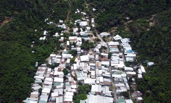 Hàng trăm căn nhà cạnh sườn núi Hòn Rớ, xã Phước Đồng, nơi thường xảy ra sạt lở