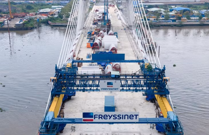 Tuy nhiên, ngày 15/4, công trường cầu Thủ Thiêm 2 vẫn hoàn toàn vắng bóng công nhân làm việc. Đại diện nhà đầu tư cũng cho biết chưa nhận được thông báo thi công lại từ nhà thầu tại công trường.