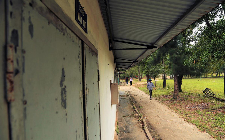 Kho vật tư, phòng trang thiết bị khóa kín.