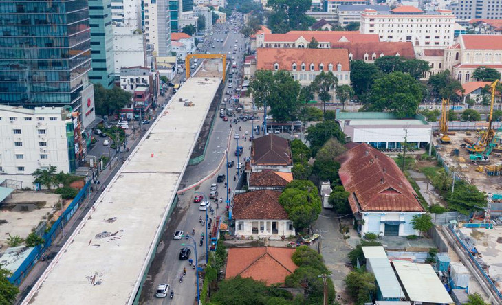Về tiến độ bàn giao đất quốc phòng từ Tổng công ty Ba Son cho dự án xây dựng cầu Thủ Thiêm 2, thiếu tướng Nguyễn Văn Đức, Cục trưởng Cục Tuyên huấn cho biết tại vị trí giải phóng mặt bằng còn vướng công trình nhà lưu niệm của cố Chủ tịch nước Tôn Đức Thắng.