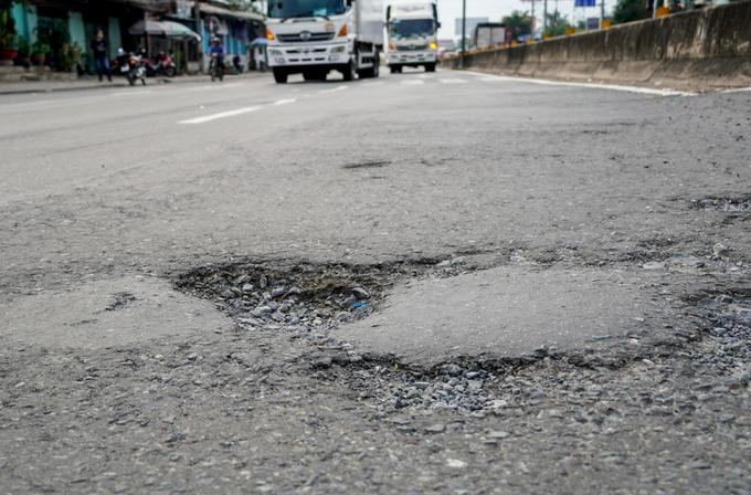 Mặt đường Quốc lộ 1, đoạn qua huyện Châu Thành, Tiền Giang bị bong tróc