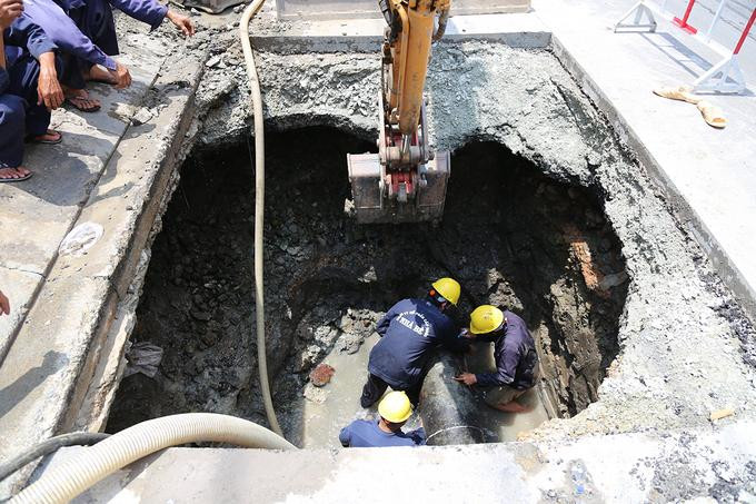 Công nhân khắc phục sự cố sụp mặt đường Huỳnh Tấn Phát