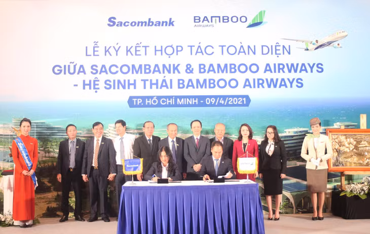 Bà Nguyễn Đức Thạch Diễm – thành viên HĐQT kiêm Tổng giám đốc Sacombank cùng ông Đặng Tất Thắng – Phó Chủ tịch thường trực HĐQT kiêm Tổng giám đốc Bamboo Airways ký kết thỏa thuận hợp tác dưới sự chứng kiến của lãnh đạo hai bên