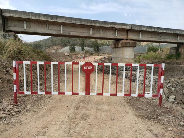 Doanh nghiệp tự san ủi đất để làm đường cho xe chở đá dưới gầm cầu