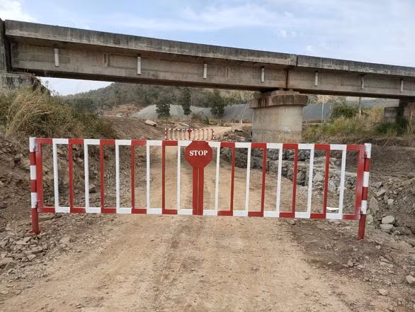 Doanh nghiệp tự san ủi đất để làm đường cho xe chở đá dưới gầm cầu