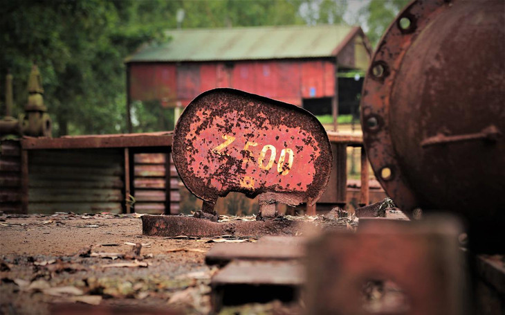 &quot;Trước khu vực này có hàng trăm người làm việc, mỏ dừng nên mọi người đi khắp nơi tìm việc làm, chỉ còn hơn chục người thay nhau bảo vệ máy móc, khuôn viên&quot;, một bảo vệ nói.