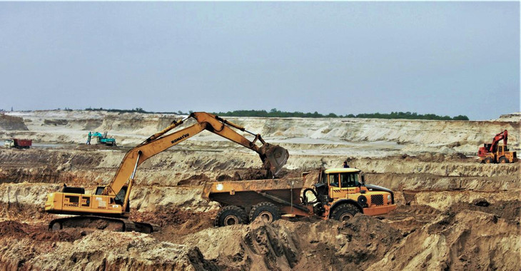 Giai đoạn 2008 - 2011, chủ đầu tư đã cho bóc đất tầng phủ được khoảng 12,7 triệu m3, độ sâu -34 m so với mực nước biển, thu hồi khoảng 3.000 tấn quặng. Tuy nhiên, đến tháng 11/2011, Chính phủ phải cho tạm dừng Dự án để thẩm định lại thiết kế kỹ thuật và tái cơ cấu cổ đông do vướng mắc về huy động và góp vốn, dẫn đến hệ lụy như: Chậm tiến độ giải phóng mặt bằng, thiếu tiền thanh toán cho nhà thầu tư vấn lập thiết kế kỹ thuật và xây dựng khu tái định cư.