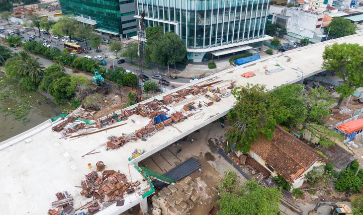 Trong khi đó, công trình đạt tổng khối lượng 70%. Phần nhịp cầu chính lắp đặt được 11/17 đốt dầm thép và 35/56 bó cáp dây văng.