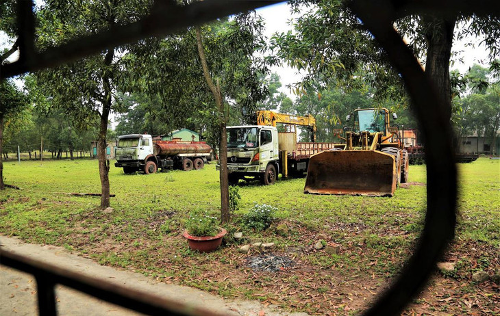 Bên trong khuôn viên xí nghiệp khai thác này có nhiều ô tô tải, xe cẩu, xe bồn qua nhiều năm không sử dụng, thùng bị gỉ sét.