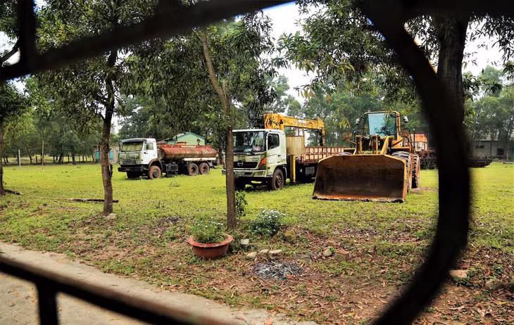 Bên trong khuôn viên xí nghiệp khai thác này có nhiều ô tô tải, xe cẩu, xe bồn qua nhiều năm không sử dụng, thùng bị gỉ sét.