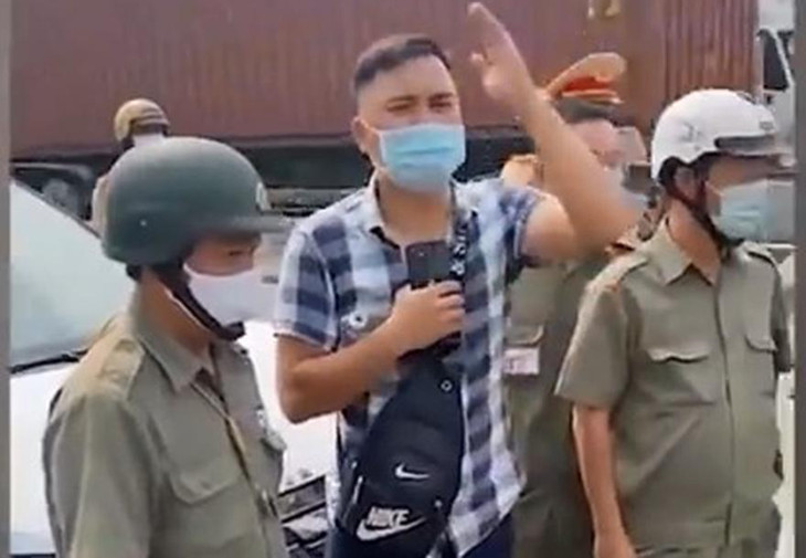 Lê Chí Thành (đứng giữa) yêu cầu CSGT &quot;làm đúng&quot; sau khi vi phạm luật giao thông