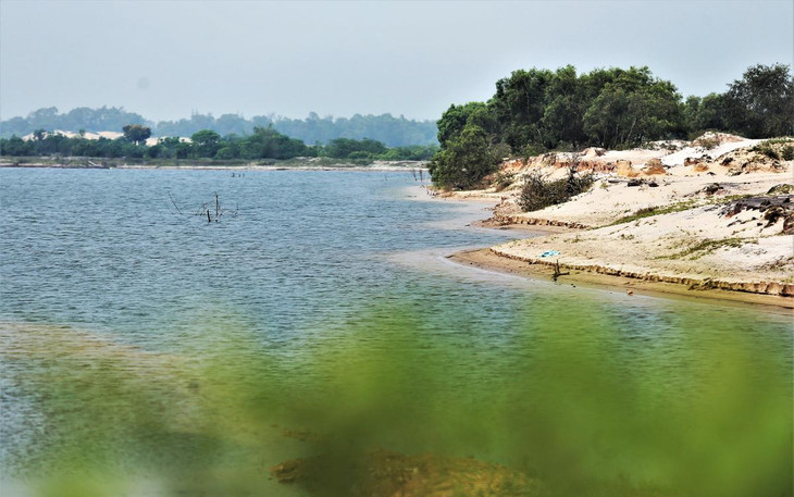 Khu vực moong mỏ nay chỉ còn lại vũng nước sâu, để đảm bảo an toàn, phía chủ đầu tư đã cắm biển cảnh báo người dân hạn chế qua lại khu vực.