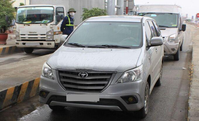 Xe đi qua trạm thu phí không dừng trên Quốc lộ 5