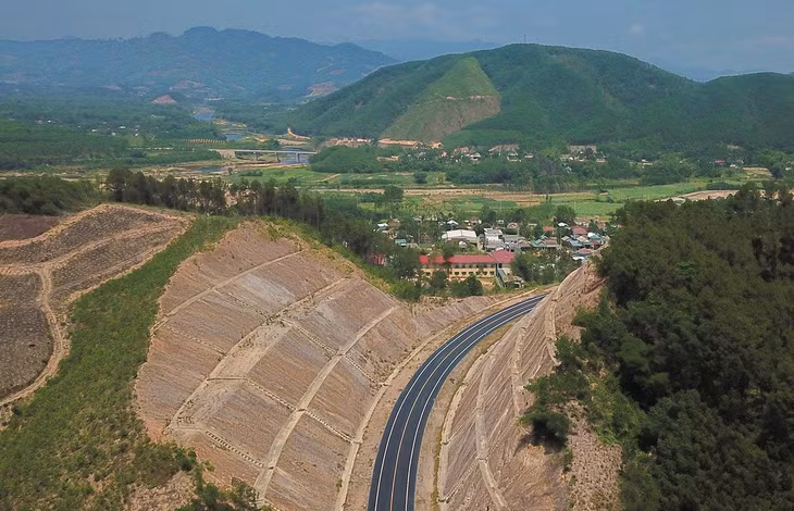Theo ông Nguyễn Vũ Quý, Phó Giám đốc Ban Quản lý dự án đường Hồ Chí Minh, đến nay các hạng mục chính của đoạn Km36+66 (từ Thừa Thiên Huế đến Hòa Liên) đã hoàn thành hơn 99% hạng mục.