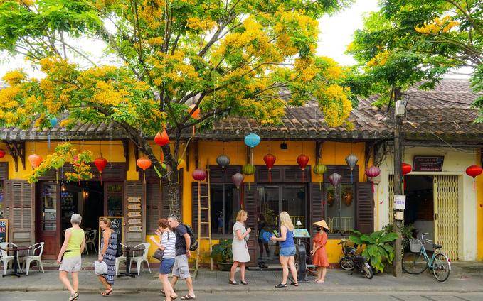 Khách nước ngoài tham quan phố cổ Hội An