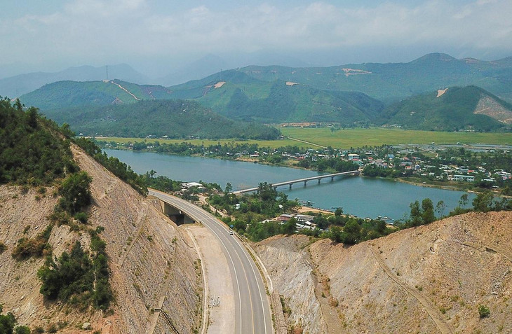 Mới đây, trong một lần thị sát tuyến cao tốc này, ông Lê Đình Thọ, Thứ trưởng Bộ GTVT cho rằng, khi hoàn thành Dự án, xe di chuyển từ Quảng Ngãi ra Thừa Thiên Huế bằng tuyến cao tốc này sẽ rút ngắn nhiều giờ so với hiện nay.