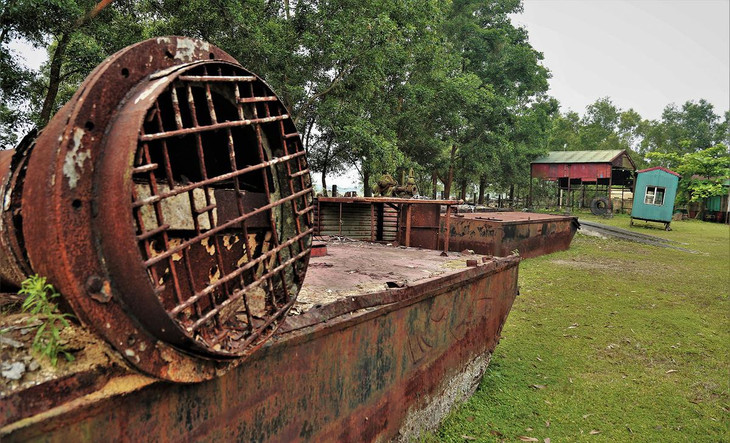 Theo bảo vệ khu xí nghiệp khai thác, rất nhiều máy móc tại đây đã được di chuyển vào các tỉnh Tây Nguyên để làm cầm chừng nhằm tránh hỏng hóc, gây lãng phí.