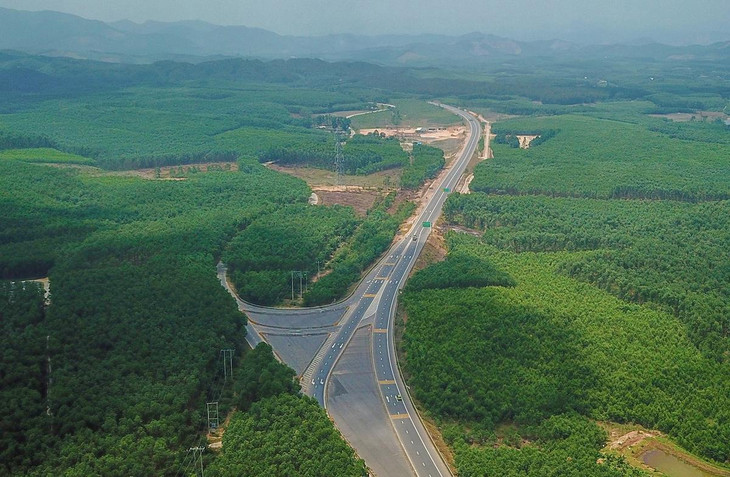 Đơn vị thi công chưa thể dựng hàng rào bảo vệ cao tốc tại một số vị trí ở địa phận tỉnh Thừa Thiên Huế, do vướng giải phóng mặt bằng.