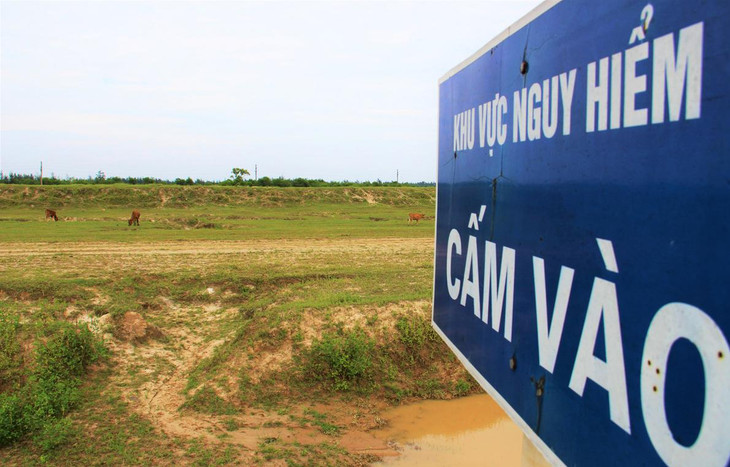 Dù là khu vực cấm vào vì nguy hiểm, có hồ nước sâu song người dân các xã Đỉnh Bàn, Thạch Khê, Thạch Hải... thường lùa trâu bò vào khu vực mỏ sắt chăn thả.