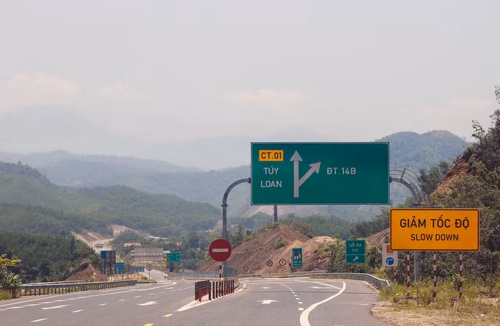 Các biển chỉ hướng, giảm tốc độ trên cao tốc đã lắp đặt xong. Theo thiết kế, phương tiện giao thông được chạy với tốc độ 60 - 80 km/h.