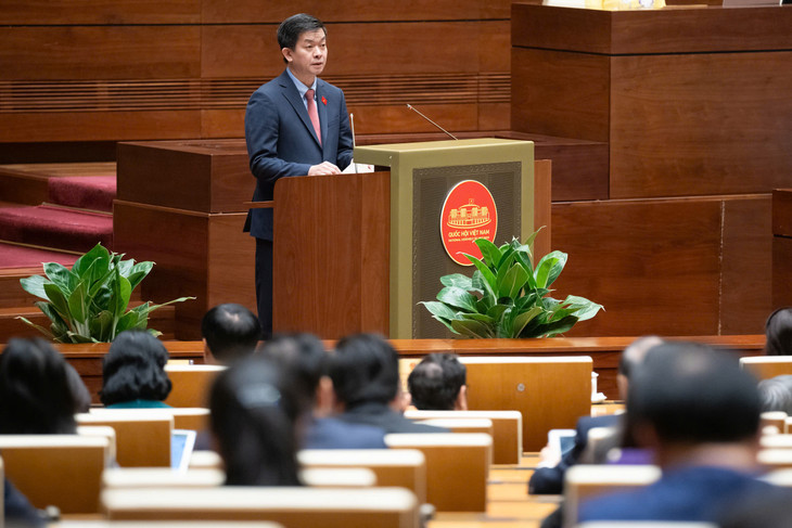 Tổng Thư ký Quốc hội - Chủ nhiệm Văn phòng Quốc hội Lê Quang Tùng trình bày Dự thảo Nghị quyết về hoạt động chất vấn tại Kỳ họp thứ 8, Quốc hội khóa XV